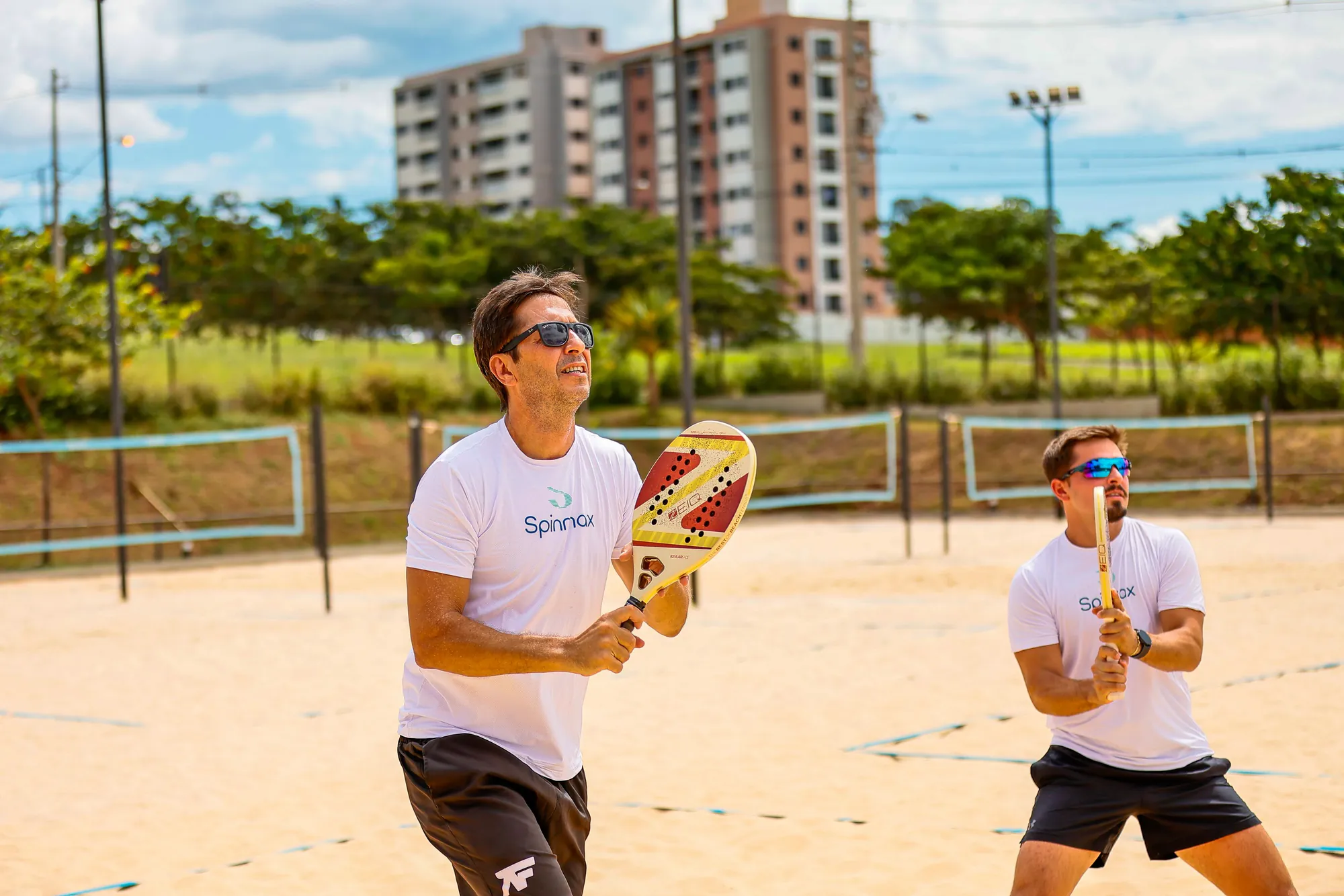 Beach tennis ação dupla em quadra