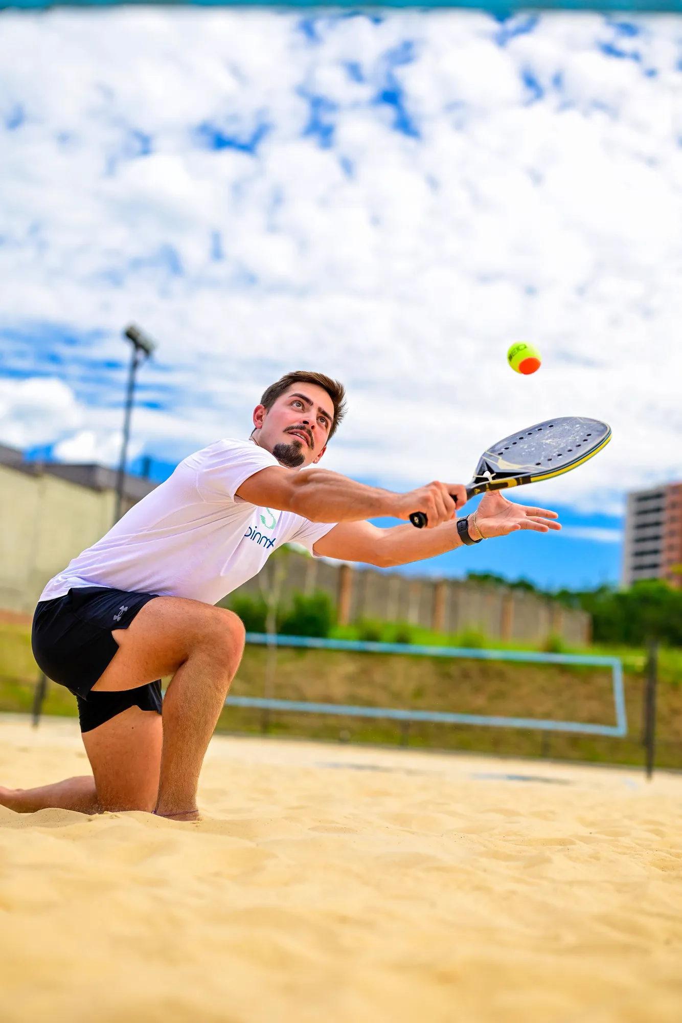 Beach tennis ação ajoelhado golpe
