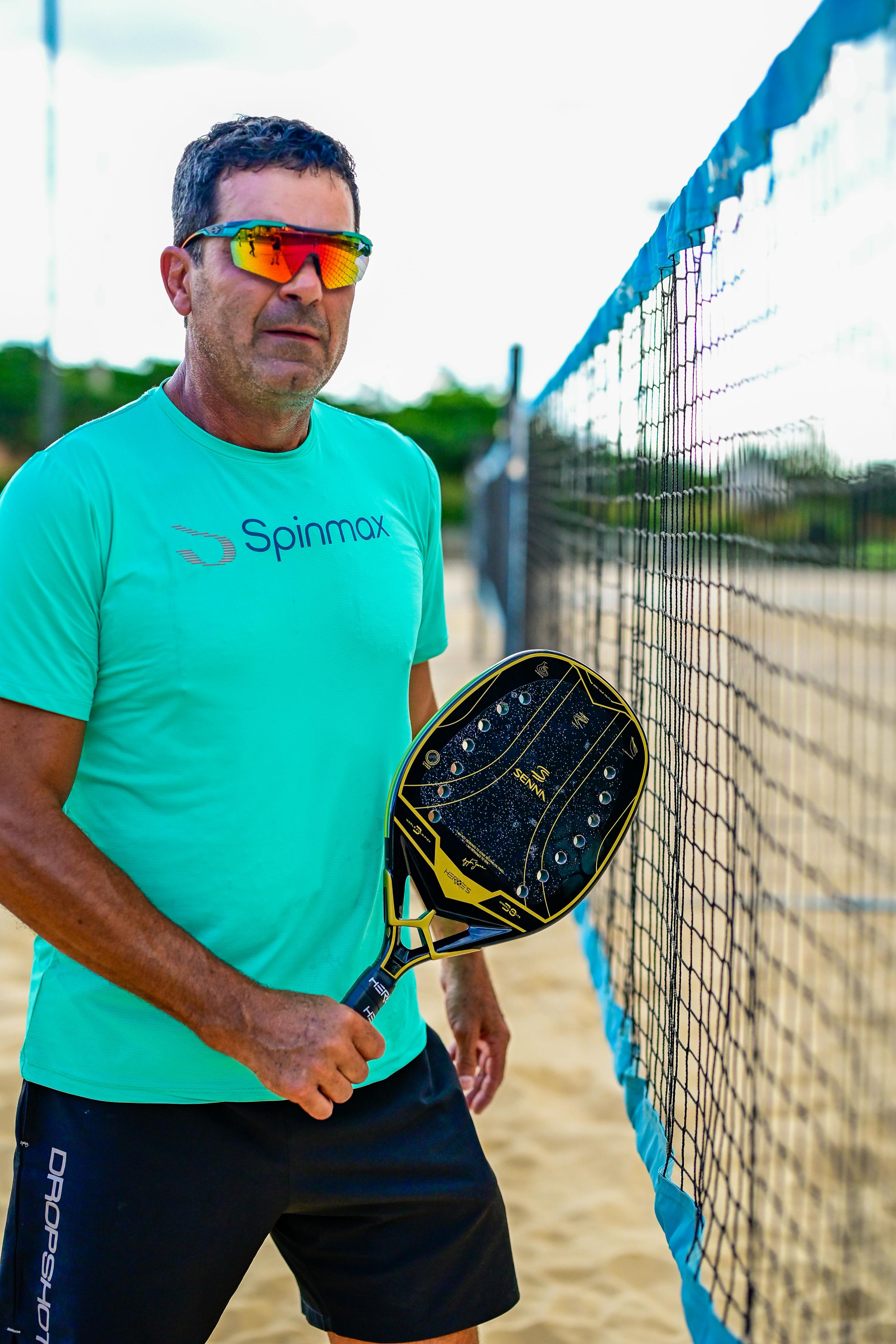 Beach tennis atleta pronto na rede