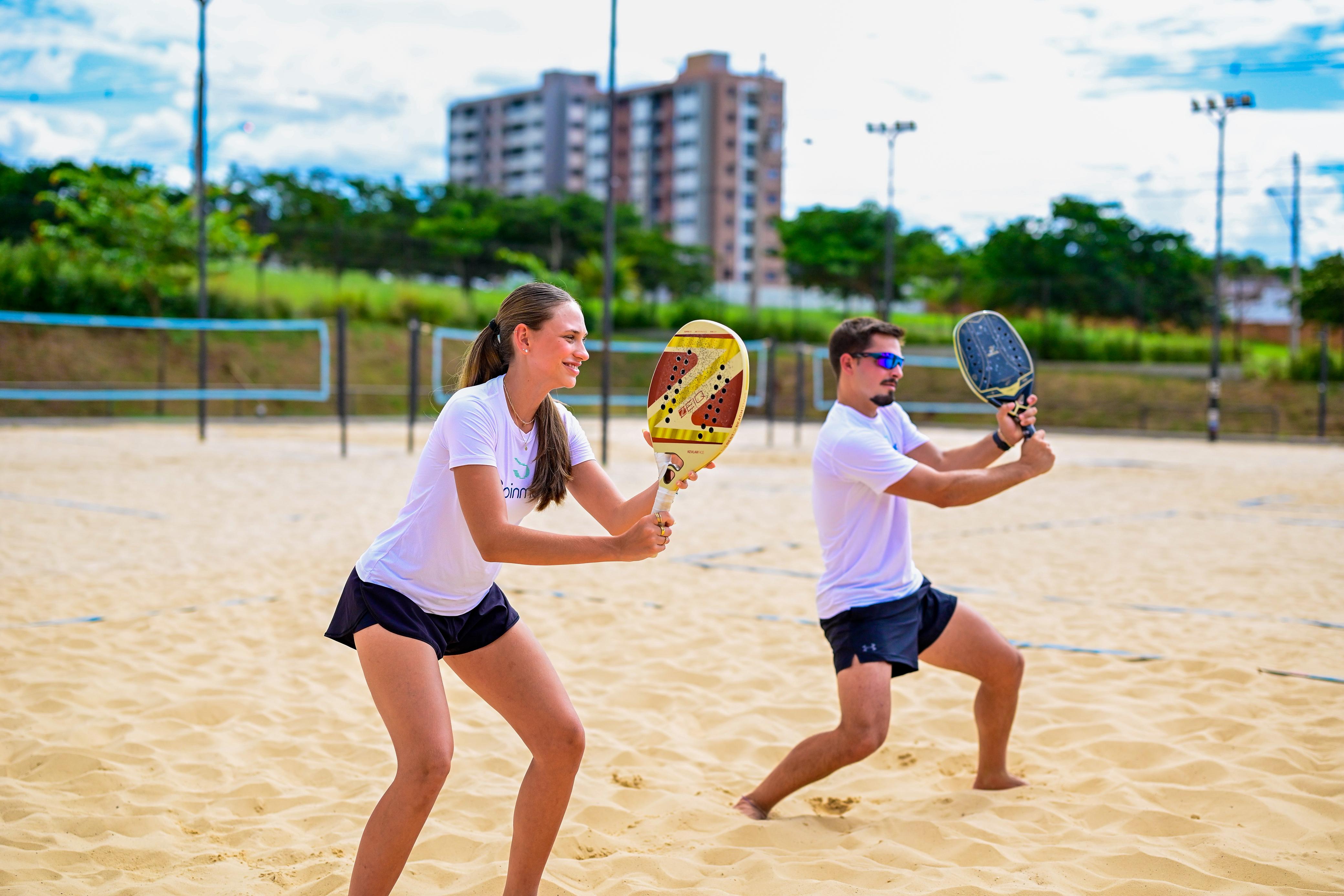 Beach tennis jogadores dupla em quadra
