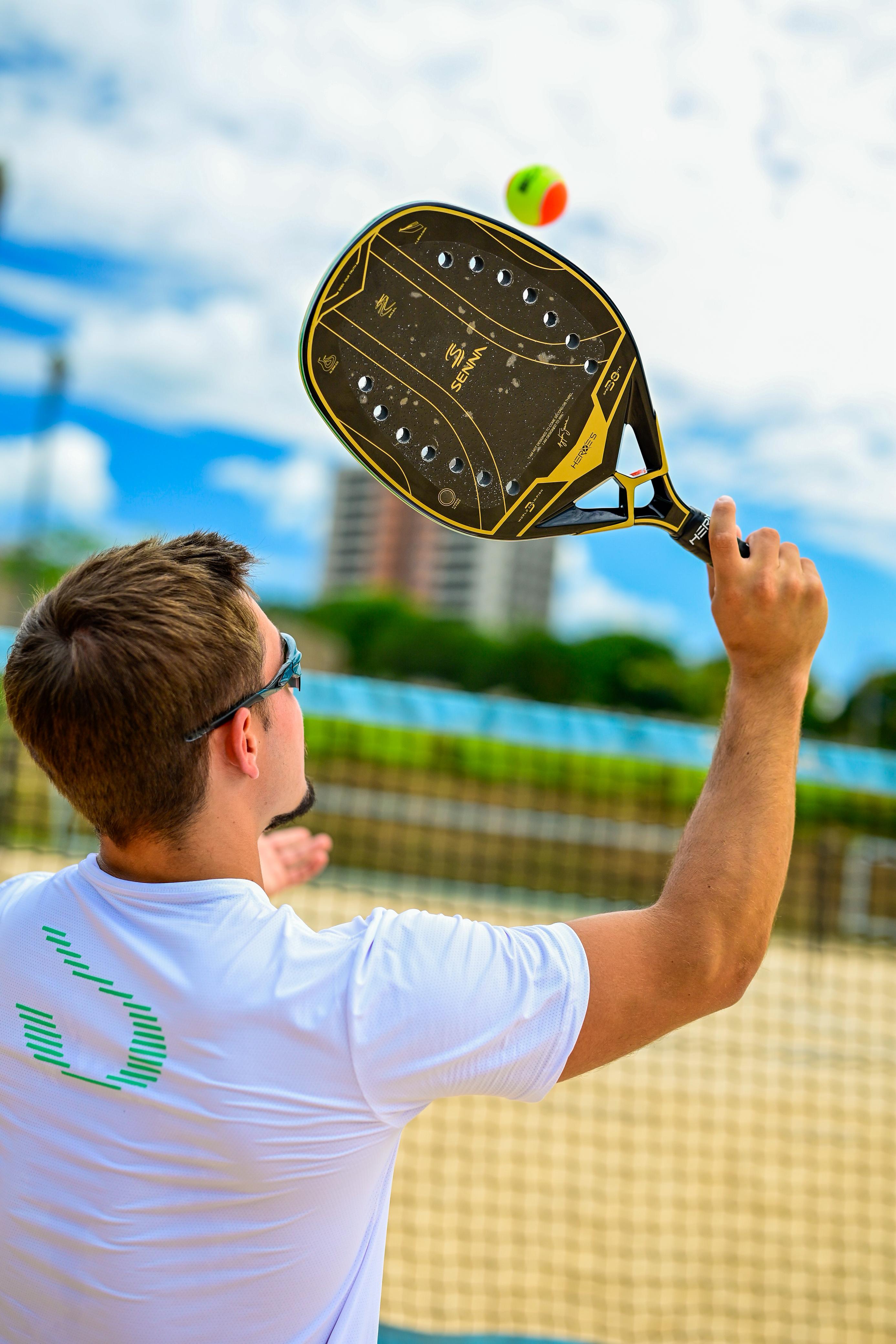 Atleta ação batendo bola trás