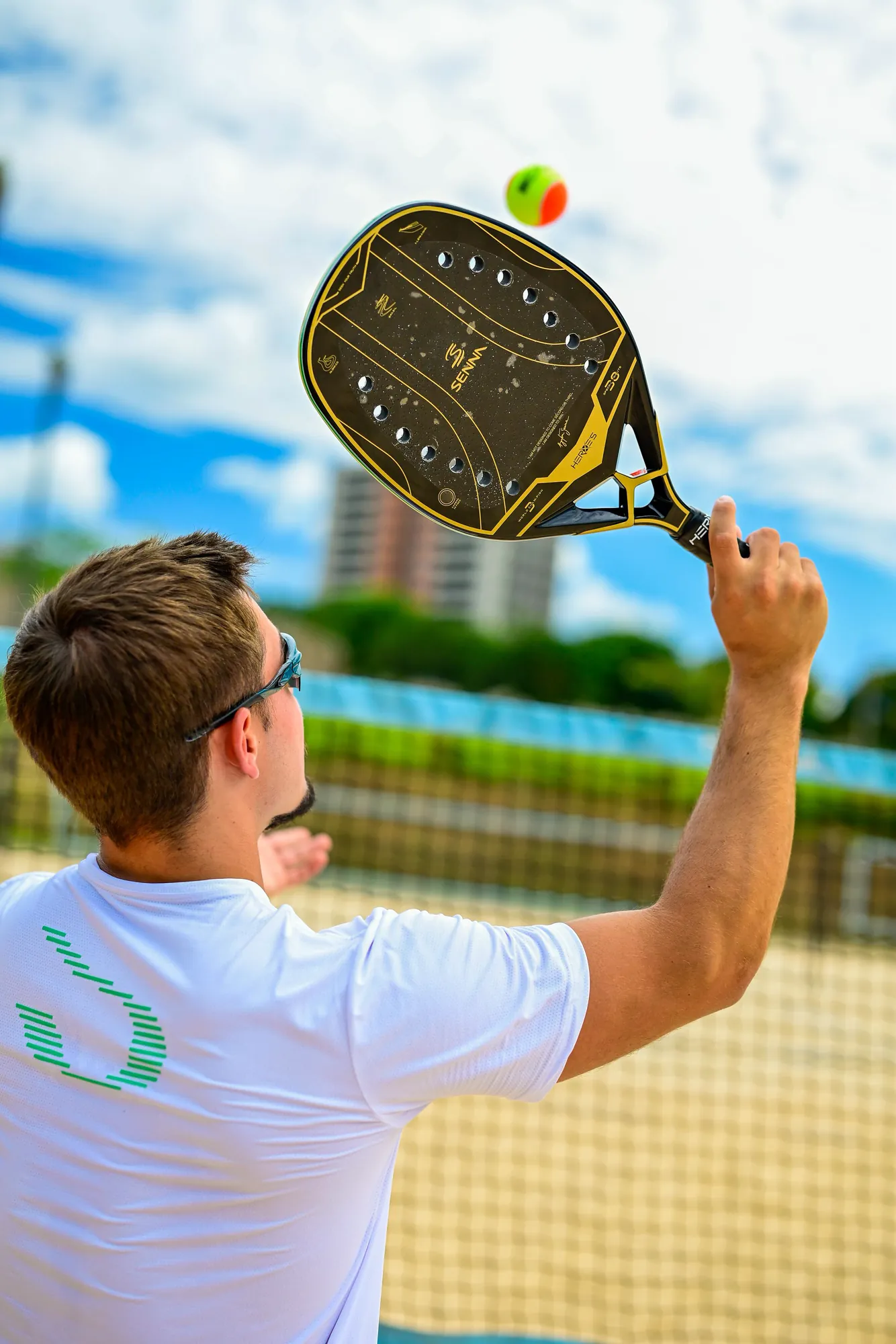 Atleta ação batendo bola trás