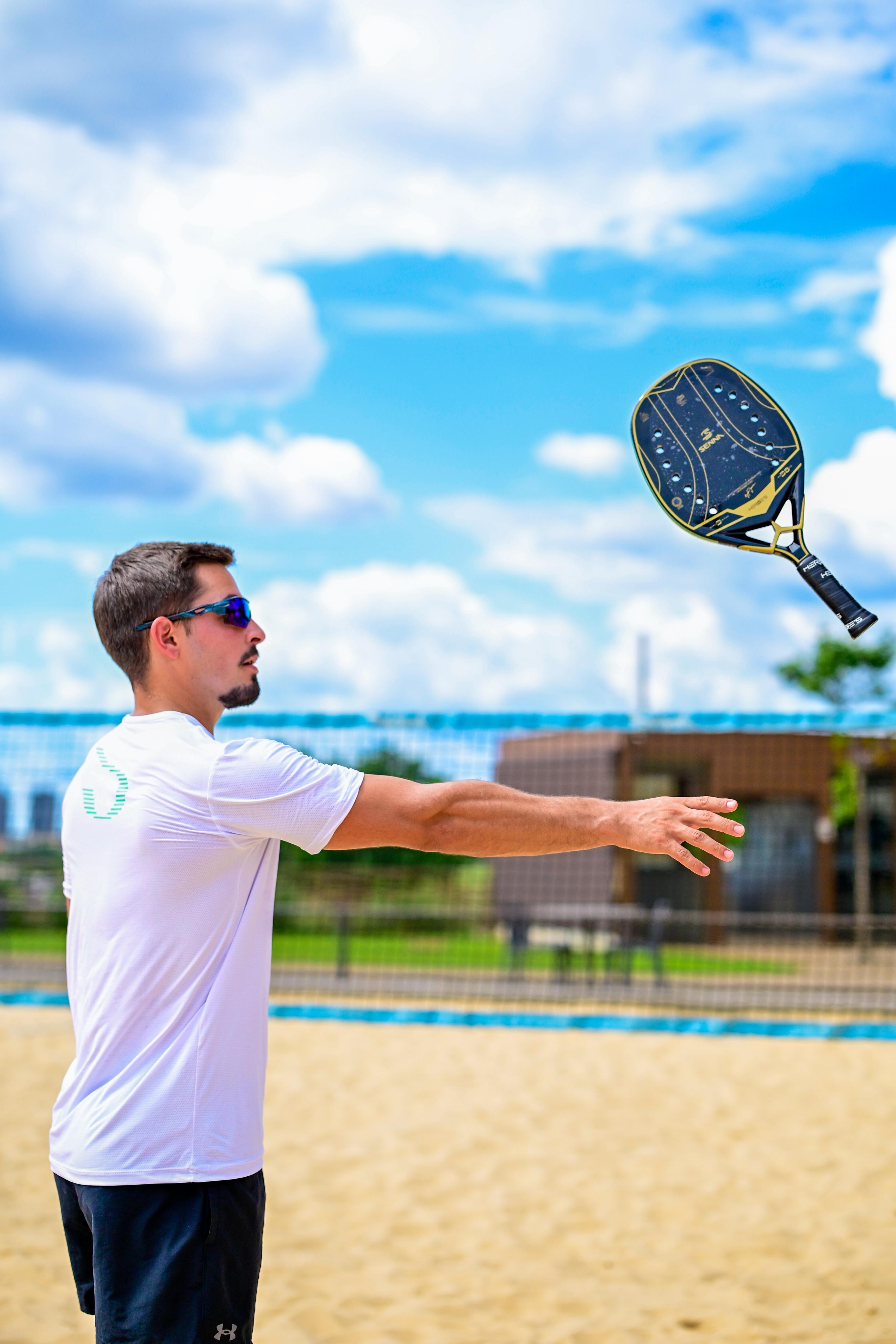 Atleta comemoração raquete arremesso