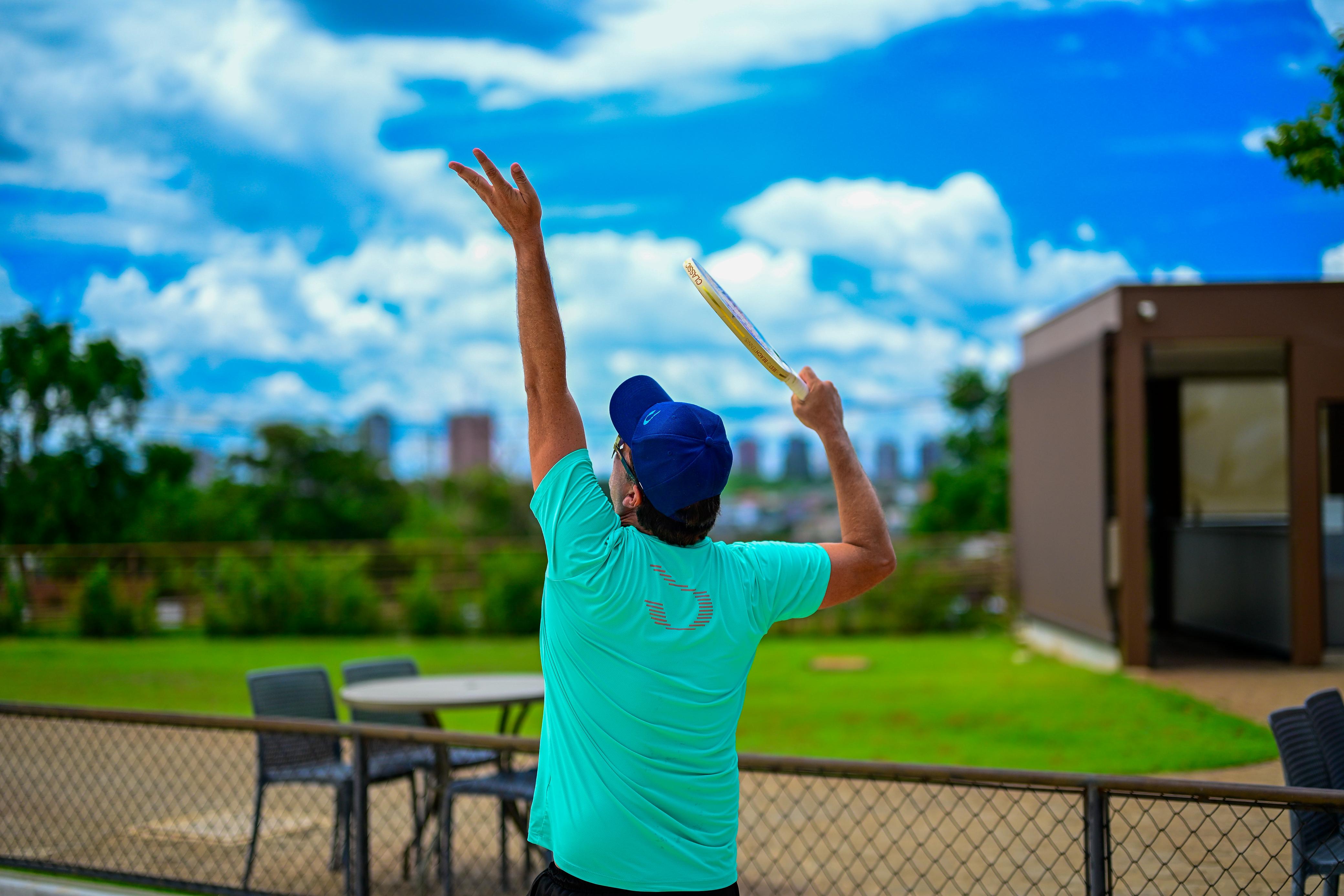 Ação em quadra com luz natural e areia