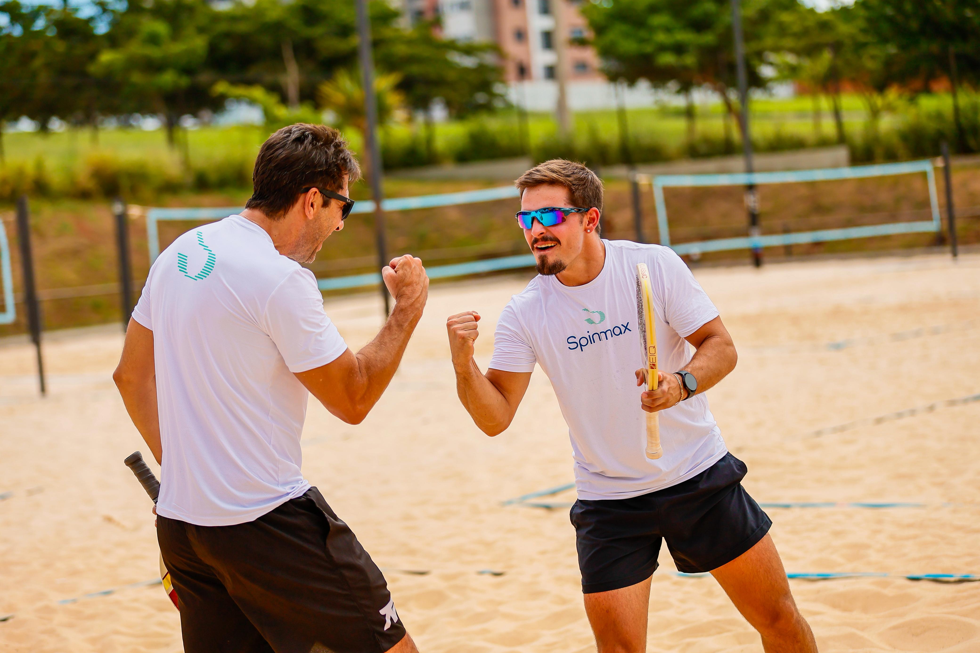 Jogadores comemoração punho toque