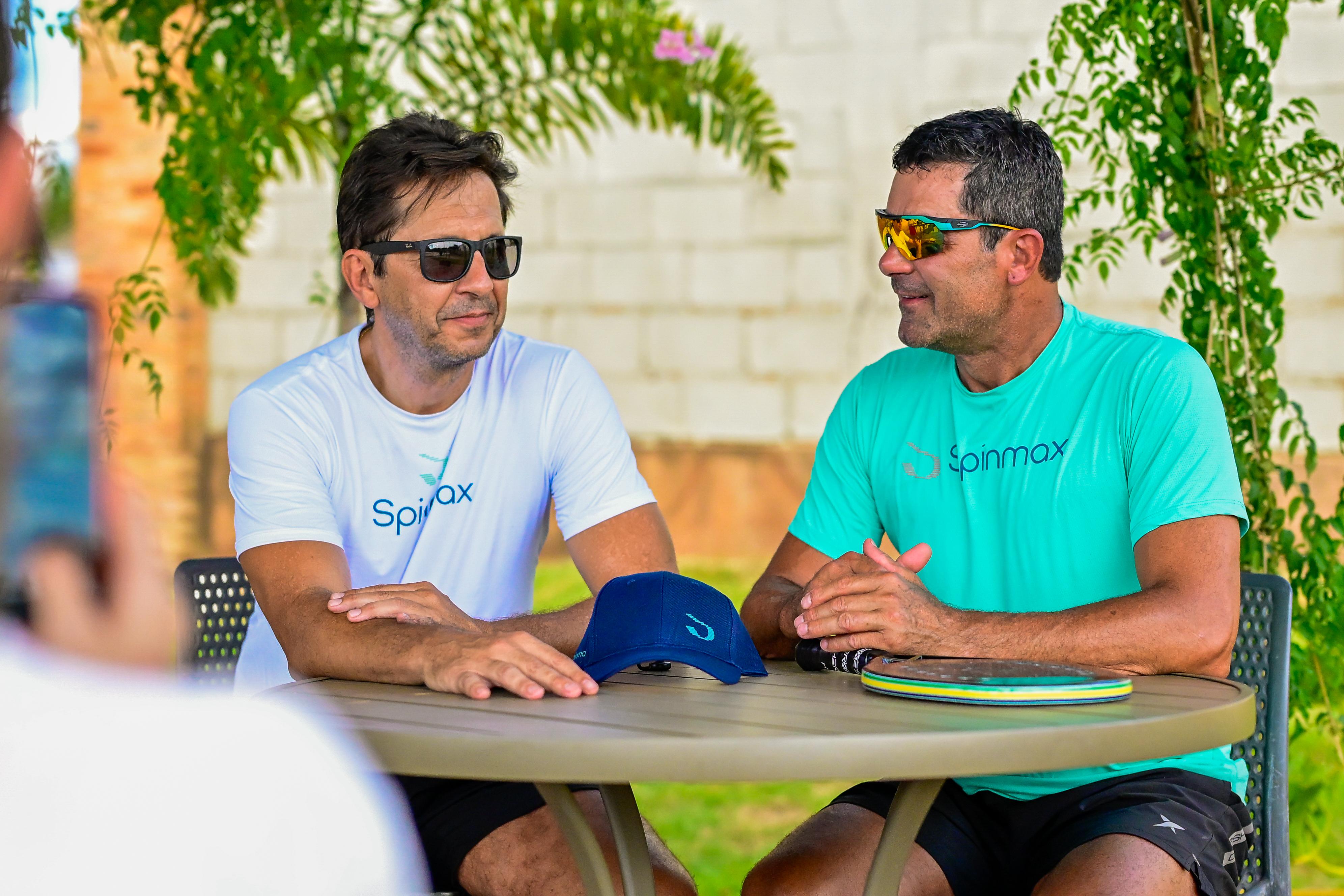 Jogadores social conversa na mesa