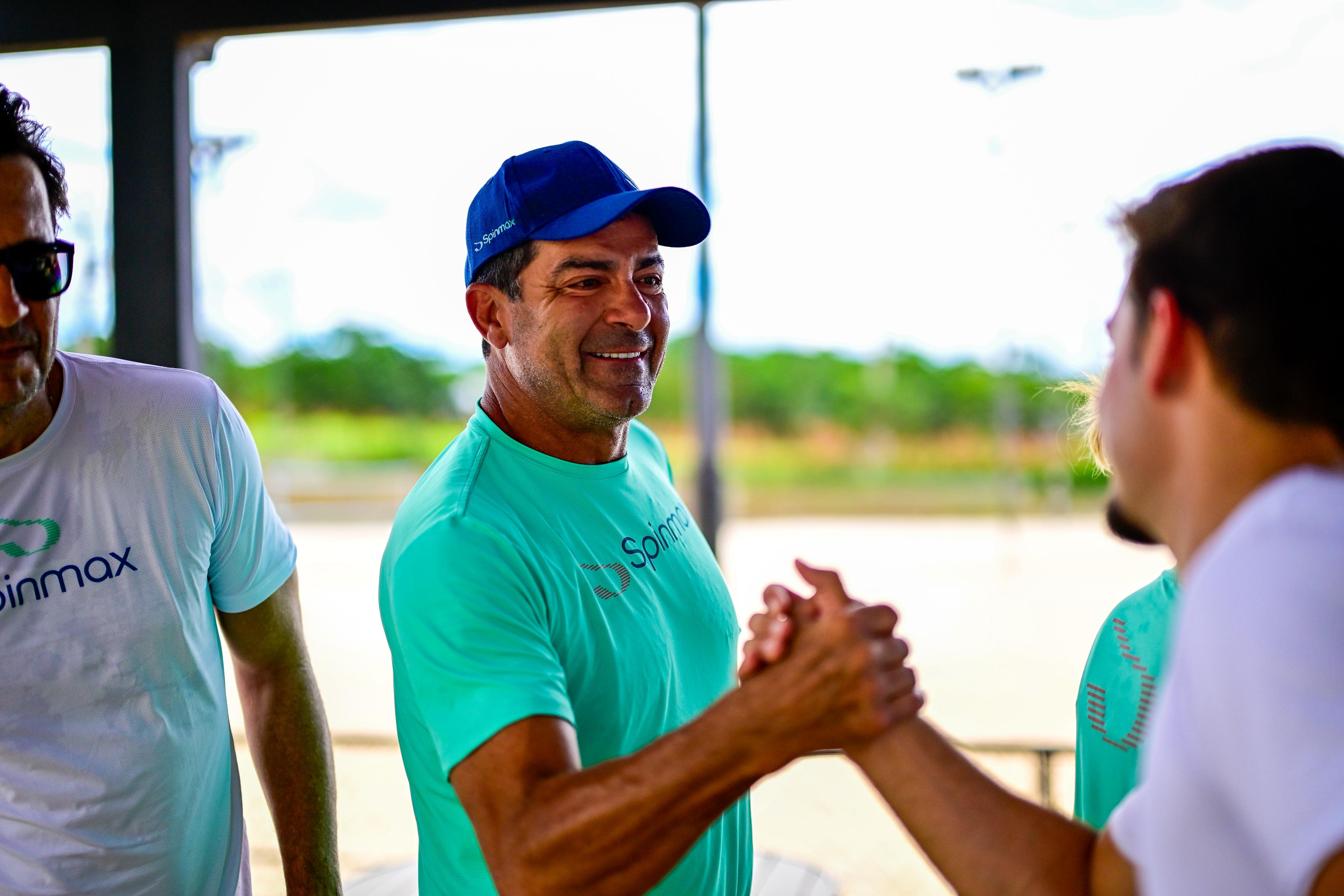 Jogadores esportividade aperto de mãos