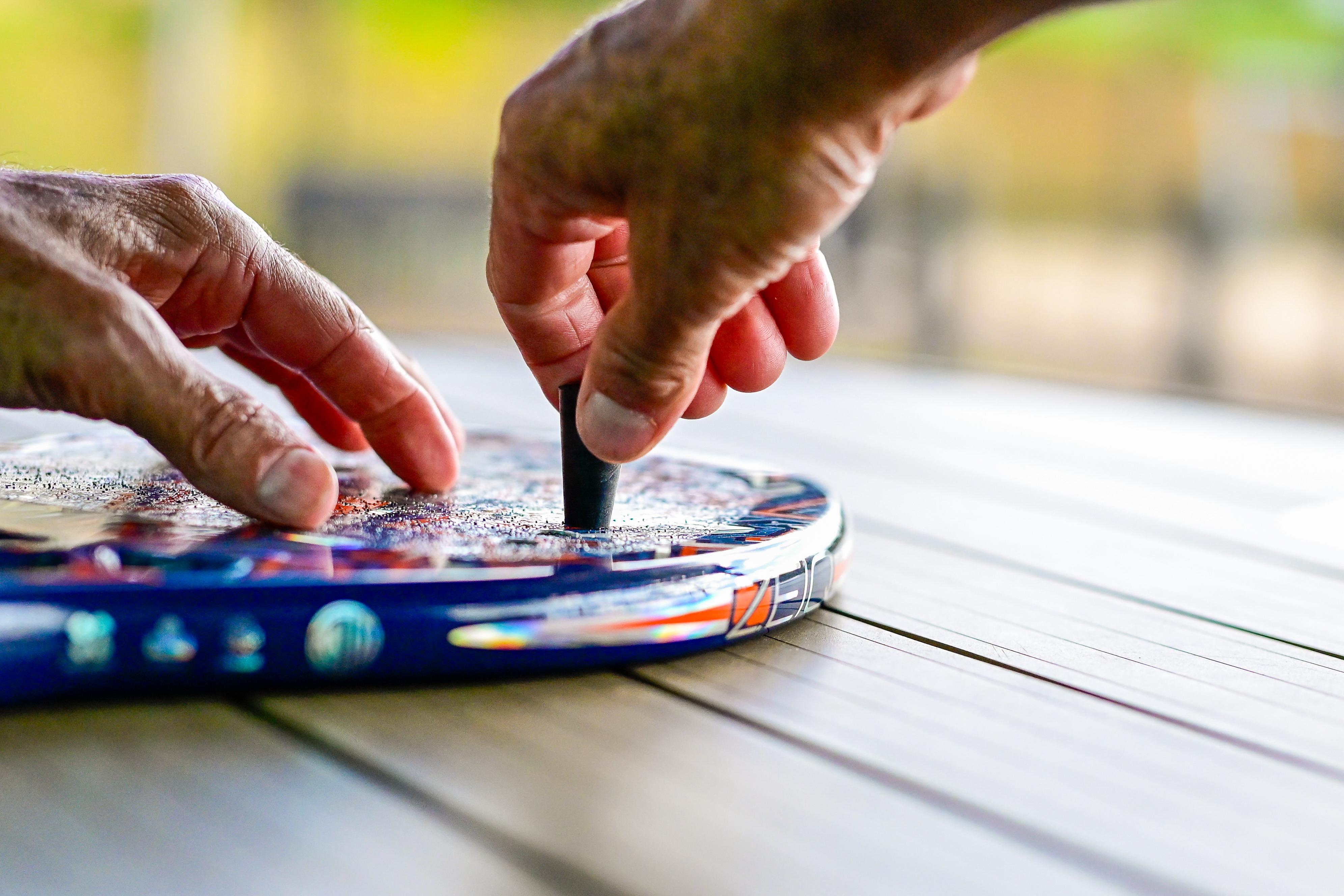 Raquete manutenção mão trabalho