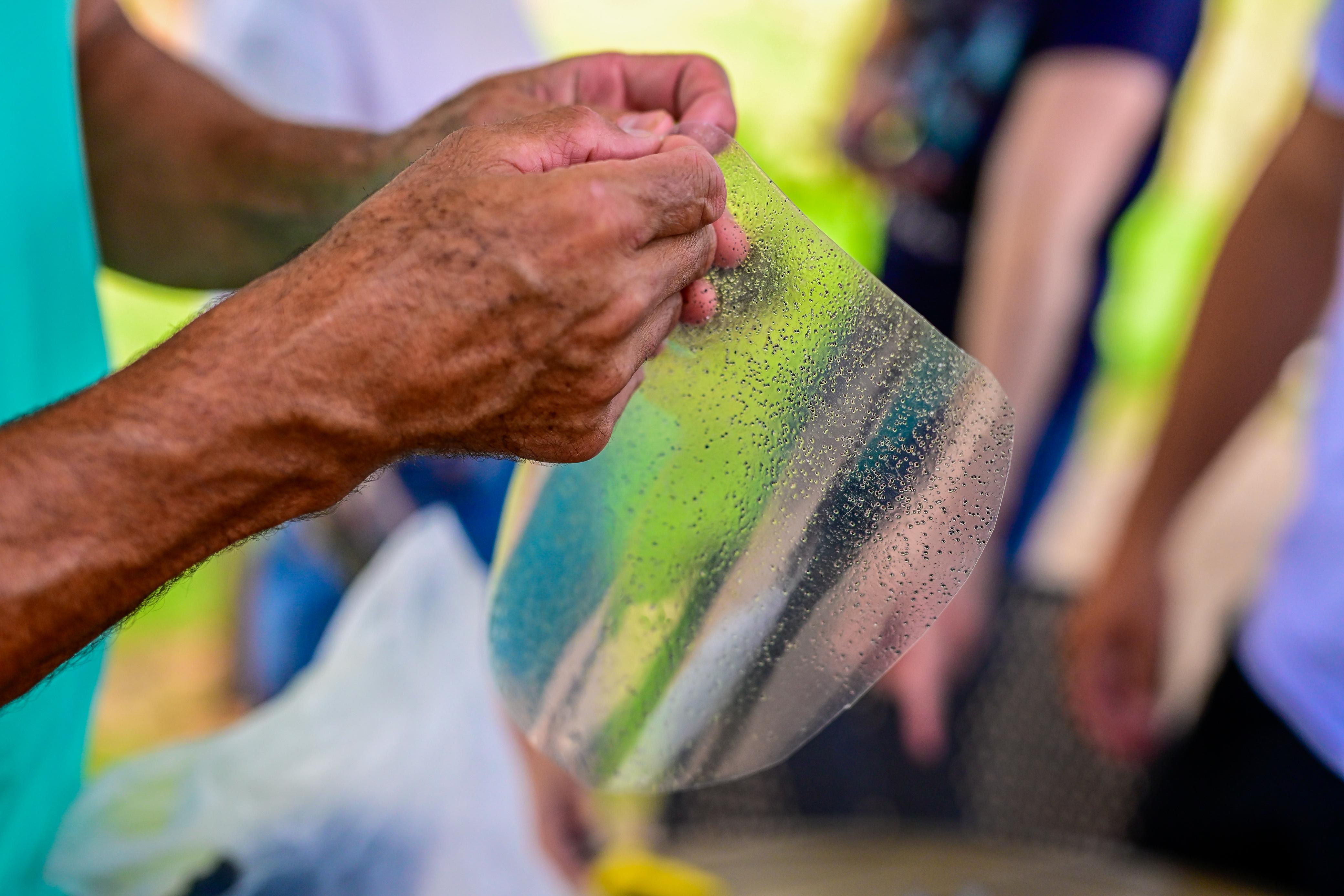 Detalhe de aplicação e cuidado com a raquete